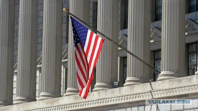 Bloomberg: тарифы Трампа почти полностью оплачивают американцы