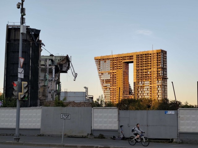 Шляюсь по Москве (утопленный самокат и чужеродная красота).
