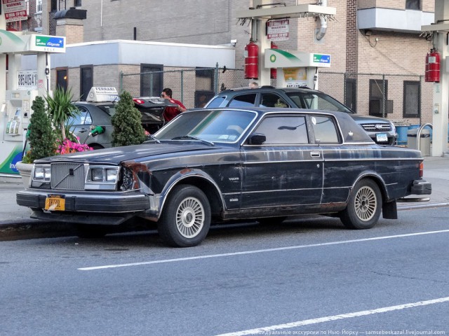 Старые автомобили на улицах Нью-Йорка