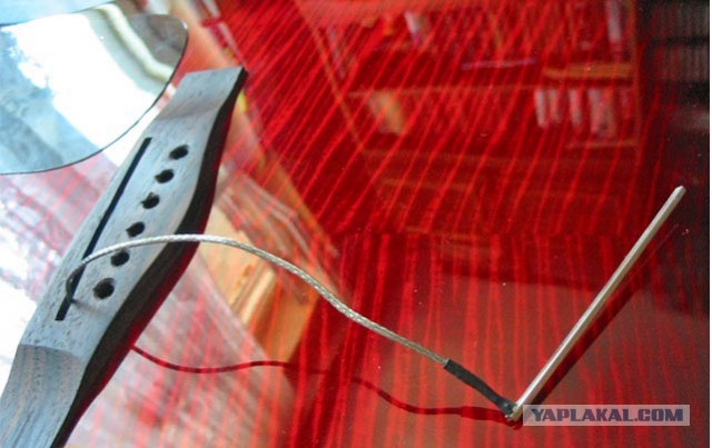 Бездомный попросил дать сыграть на гитаре...