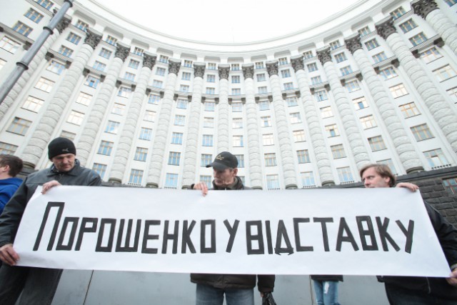 Высокие отношения: одесский депутат публично «послал» Порошенко