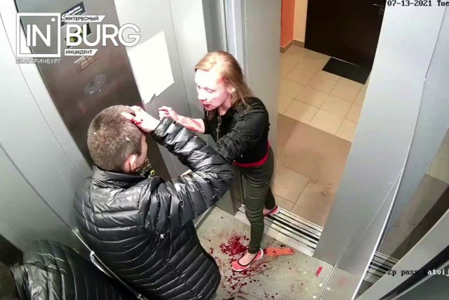 Молодая пара жестко подралась в лифте