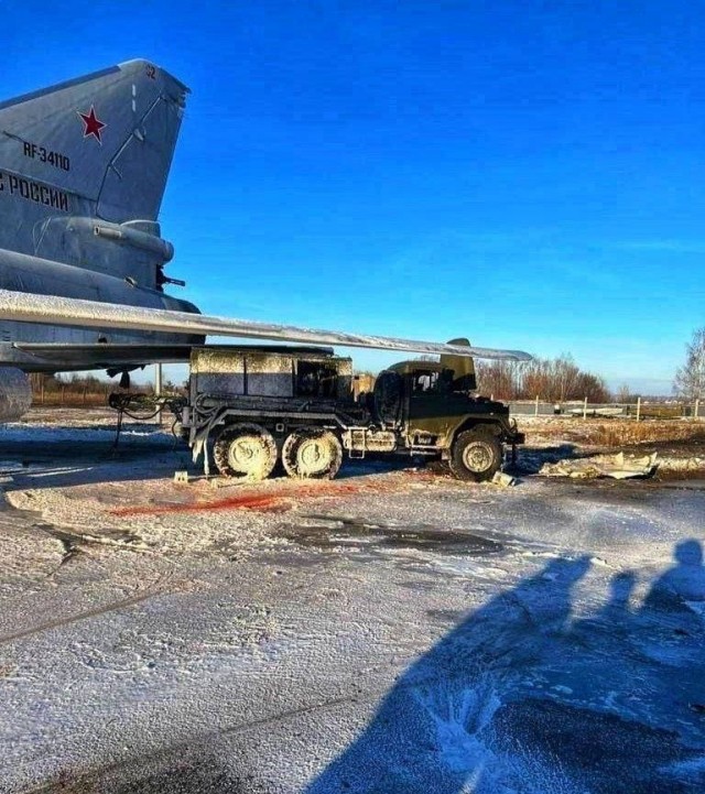 Неизвестный беспилотник атаковал аэродром в Саратовской области, пострадали два человека, пишет Baza.