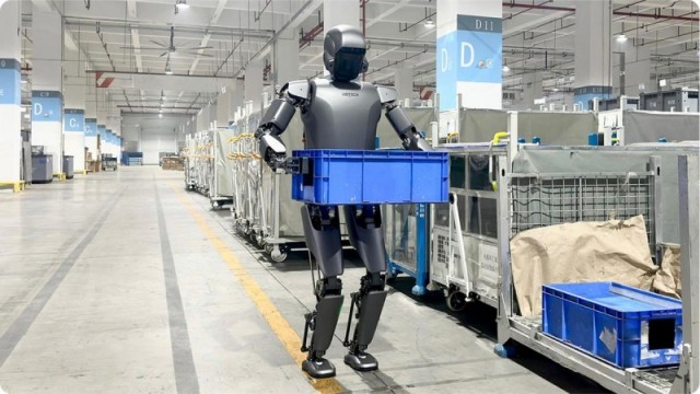 Китайский робот-гуманоид Walker S1 приступает к выполнению ручных работ на заводе электромобилей