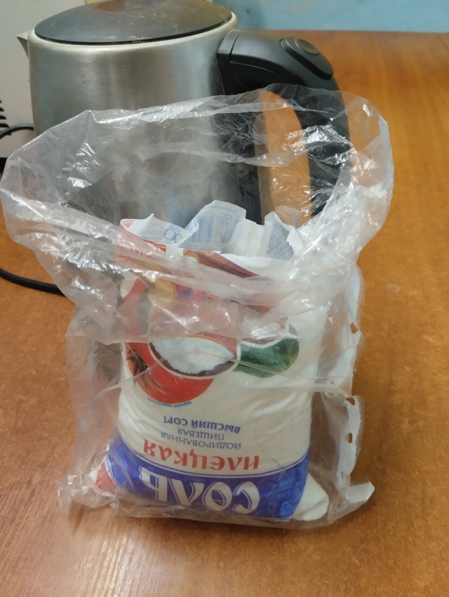 Практика показала, что если пересыпать сахар в пакет из под соли, то на работе он будет храниться гораздо дольше