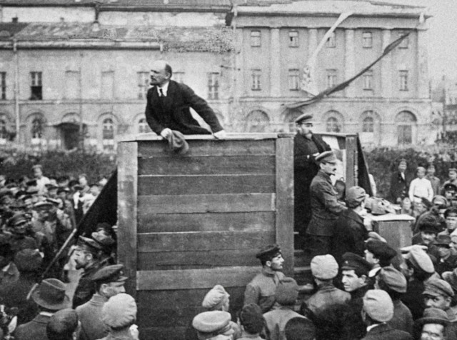 Россияне обязаны молиться за власть и начальство, заявили в РПЦ