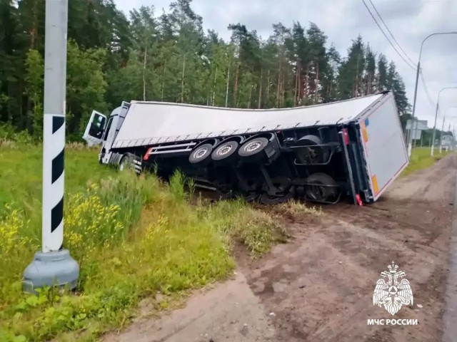 Семья ехала на отдых: На трассе М-10 в Тверской области мама, папа и двое детей погибли в ДТП с КАМАЗом