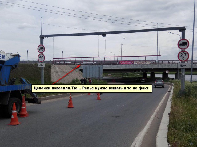 Перед «Мостом глупости» в Петербурге установили «лежачих полицейских» и рамку с металлическими цепями