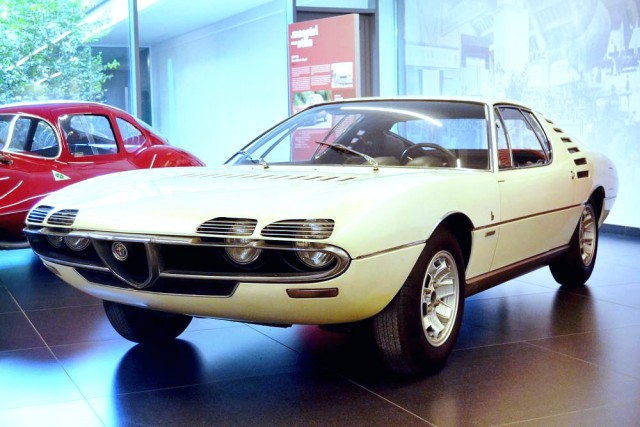 Alfa Romeo Montreal. "Ferrari для бедных". Красивых автофото пост