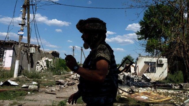 Украинские военные самовольно оставляют позиции в районе Артемовска, сообщил в четверг офицер Народной милиции ЛНР Андрей Марочк