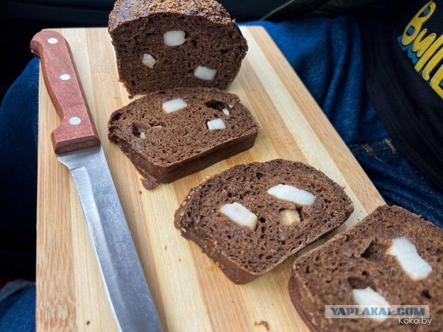 В Беларуси начали производство черного хлеба с салом