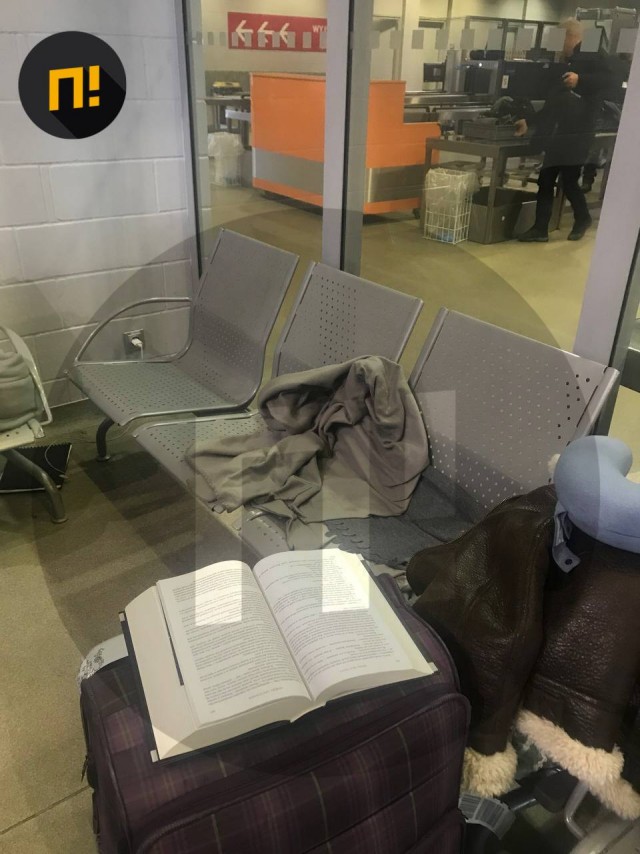 «Выйти нельзя, всё закрыто». Россиянка попала в польскую версию «Терминала» и застряла в аэропорту Варшавы