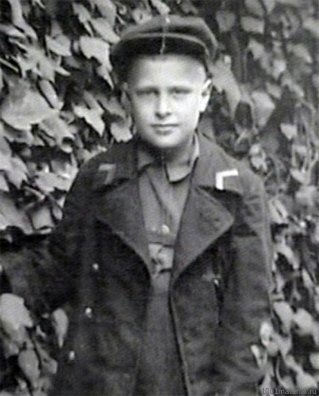 Небольшая фотоподборка известных личностей в детстве и юности