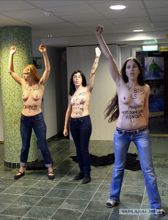 ФЕМЕН разделись в мечети