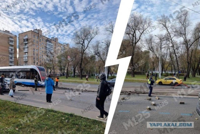 Трамвай сошёл с рельсов в Москве.