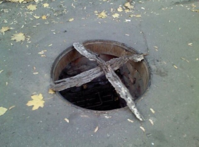 Открытый люк на шоссе