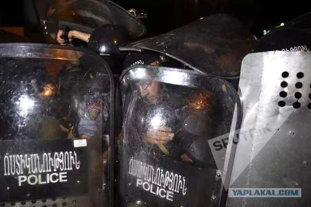 В центре Еревана начались столкновения демонстрантов с полицией