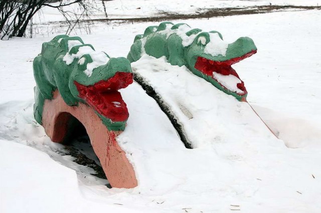 18 странных скульптур на детских площадках, которые невозможно забыть