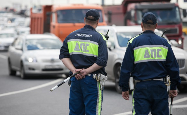 Гаишникам вновь разрешили останавливать автомобили вне стационарных постов