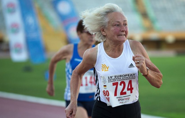 Старик 72 года в спортзале - розыгрыш