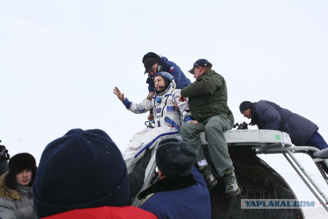 Спасатели эвакуировали членов экипажа «Союз МС-09» после приземления