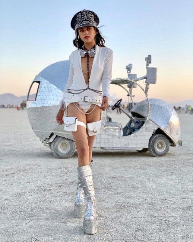 Девушки фестиваля Burning Man-2019