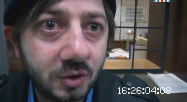 Лисёнок что-то рассказывает человекам