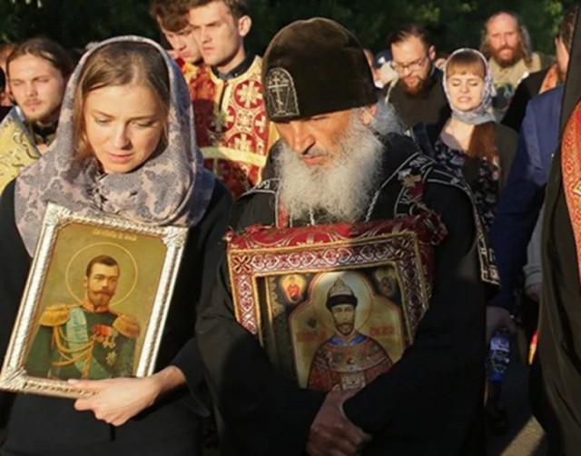 Далай-Лама попросил ребёнка пососать ему язык