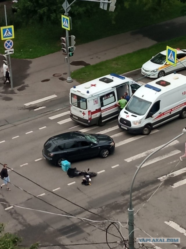 Москву снова затопило. Деревья повалило. В небе молнии