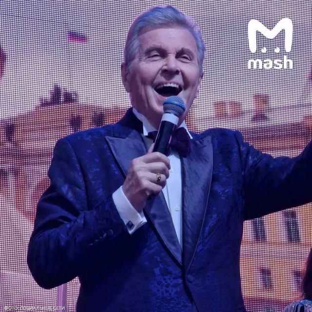 Говорит: не может позволить себе такой "стыд" на больших шоу.