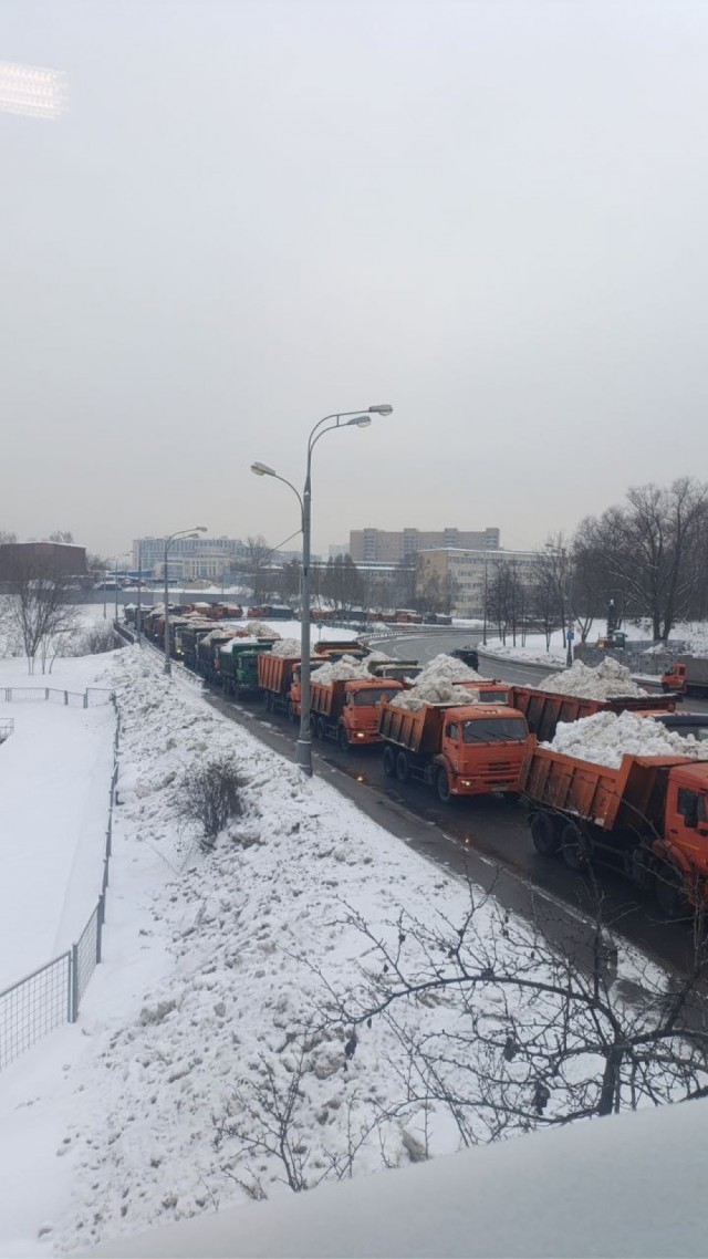 Ну всё, Москва спасена. Камчатку загрузили уборочной техникой.