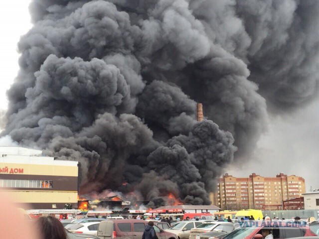 В Казани горит торговый центр  «Адмирал»