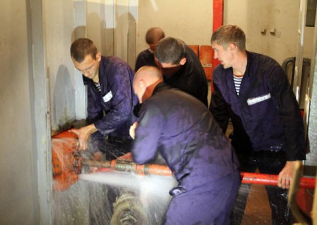 Оперативный ремонт свища в водопроводе "у них"