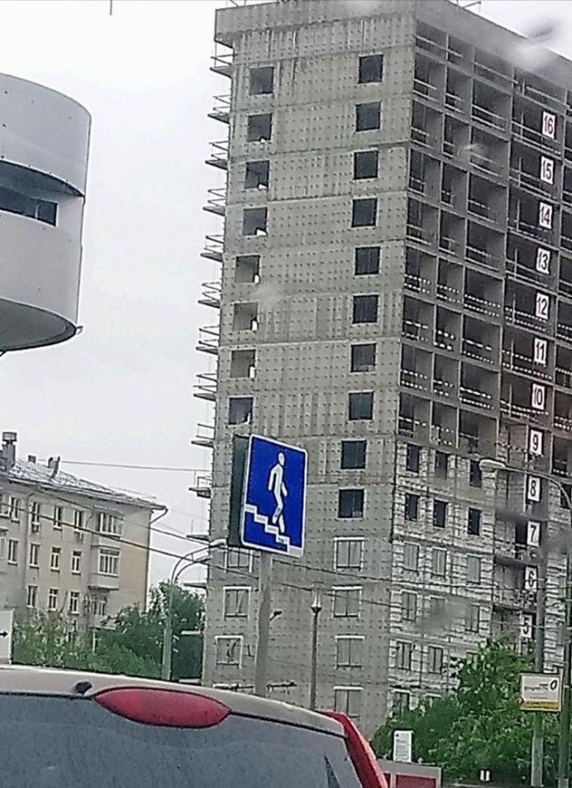 На китайской стройке собрались мастера и начали сравнивать свои рулетки