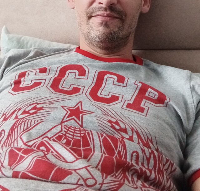 Космонавты Олег Артемьев и Денис Матвеев выносят Знамя Победы в открытый космос