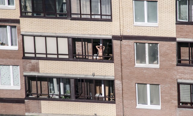 А вы любите курить на балконе голышом?