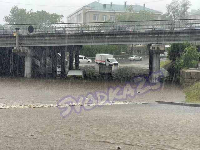 «Машина чуть не стала подводной лодкой». Владивосток затопило из-за мощного ливня