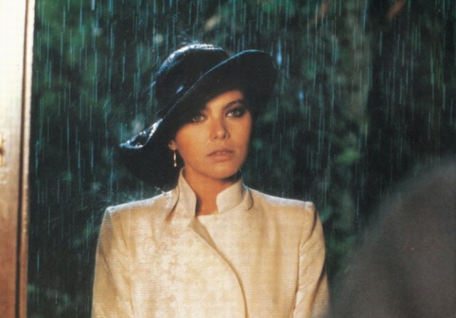 Коня на скаку остановит