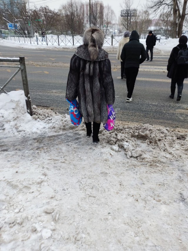 В левой руке сникерс, в правой руке марс.