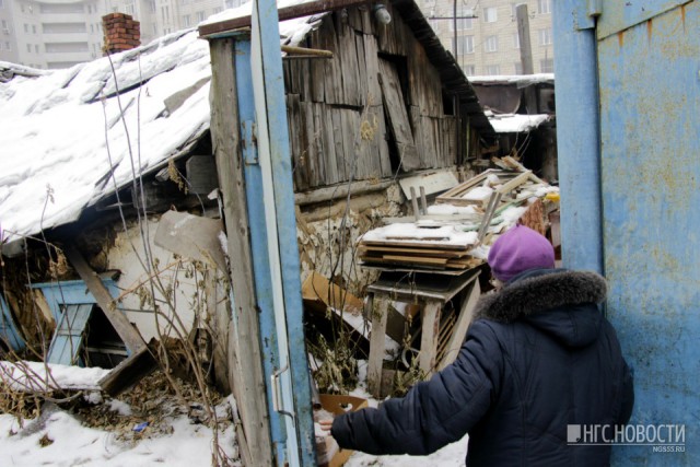 «Собаки живут лучше»: 80-летняя бабушка живет в разбитой избушке в центре Омска среди новостроек