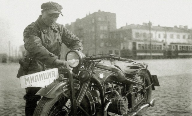 С мигалкой на хвосте: история российской мотополиции
