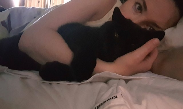 А как вы спите с котиком?