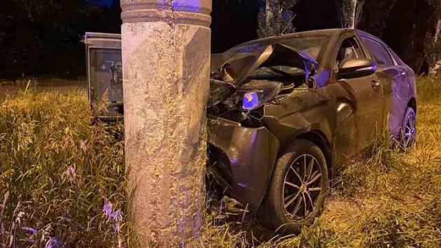 В Тольятти пьяный лихач впечатал в столб легковушку, за рулем которой находилась мать двоих детей на уроке вождения