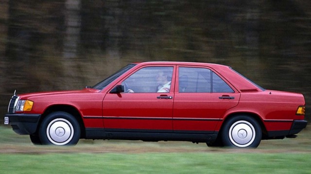 Маленький, но настоящий: как создавали Mercedes 190 и почему он стал звездой