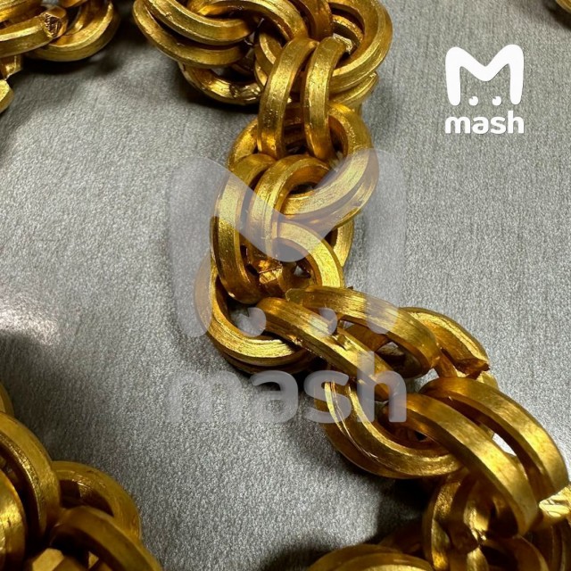 Мощнейшую золотую цепь весом почти 2 кг за 9 млн рублей попытался вывезти из Внуково 32-летний гражданин Армении — на своей шее