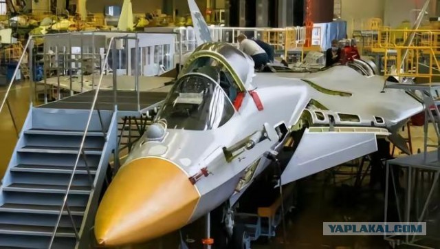 Посетители аэрокосмического салона в китайском Чжухае внимательно изучают российский истребитель пятого поколения Су-57