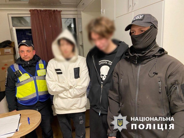 В Киеве местная жительница сделала замечание подросткам, которые слушали музыку на русском