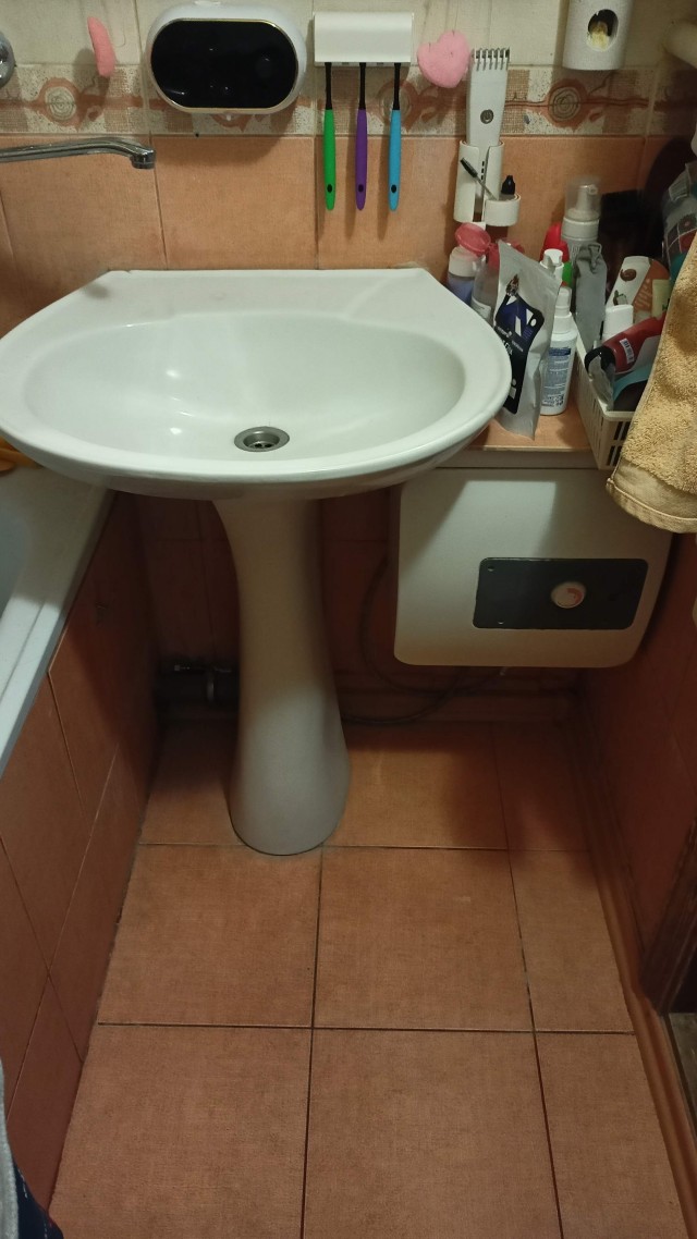 Вот Вы видите связь между шаровой опорой, водонагревателем и тумбой под раковину?