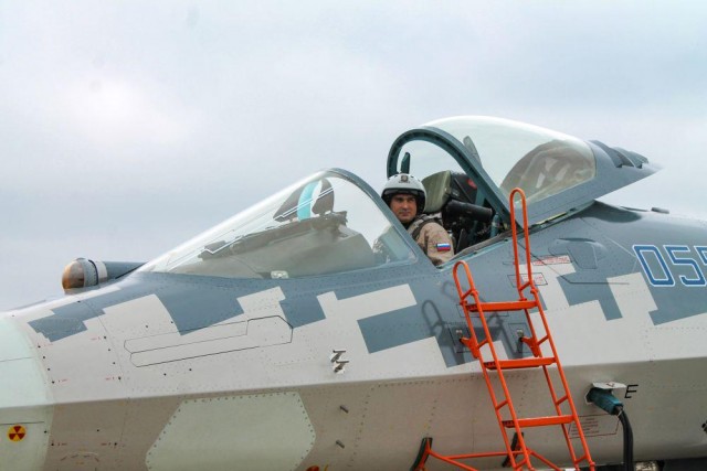Борт Т-50-9 прибыл в Дубае для участия в авиасалоне «Dubai Airshow 2025».