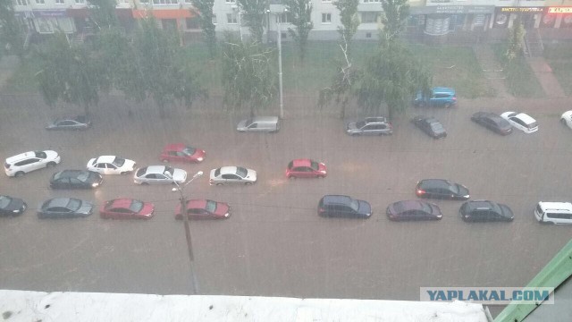 В Уфе водитель спас женщину с ребенком, унесенных ливневым потоком